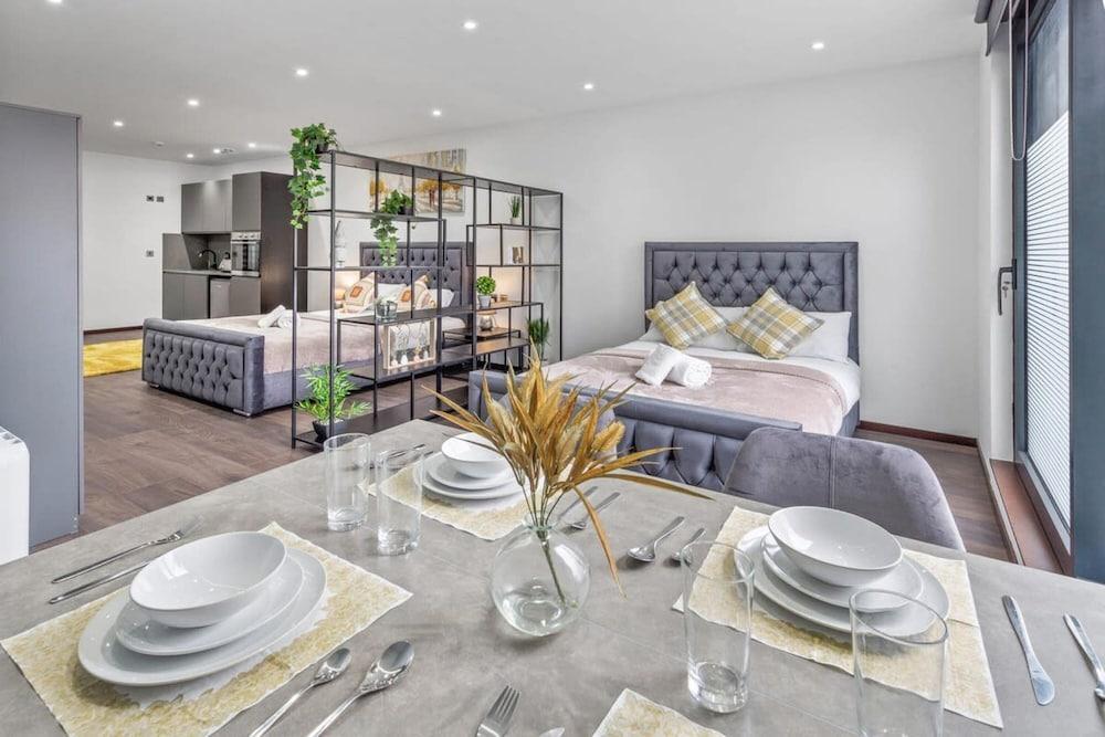 Luxury Sleeps 4 Studio Flat - Tap to explore photos