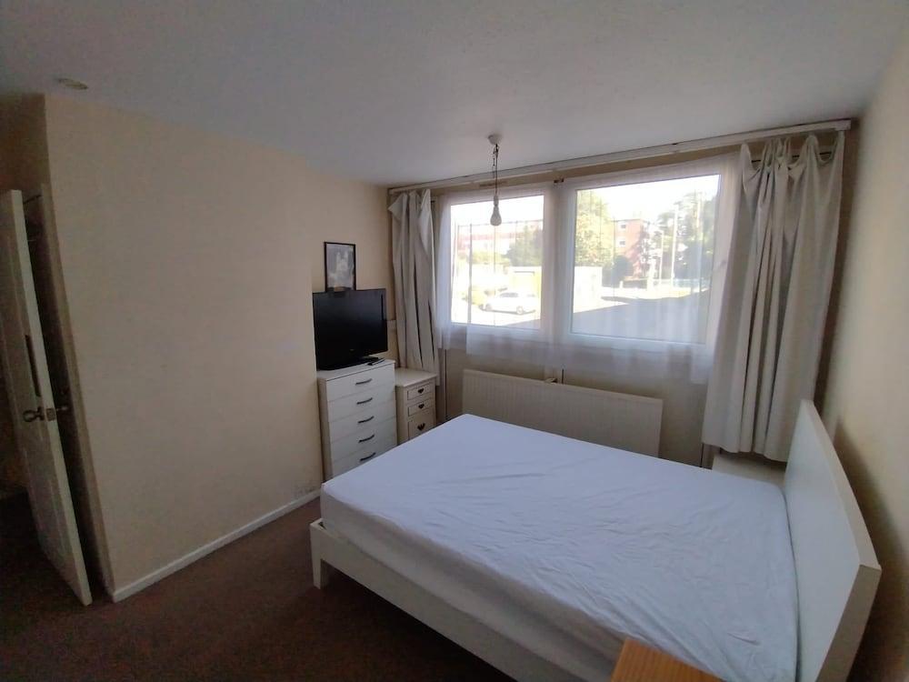 Lovely Double Bedroom - Putney - Tap to explore photos