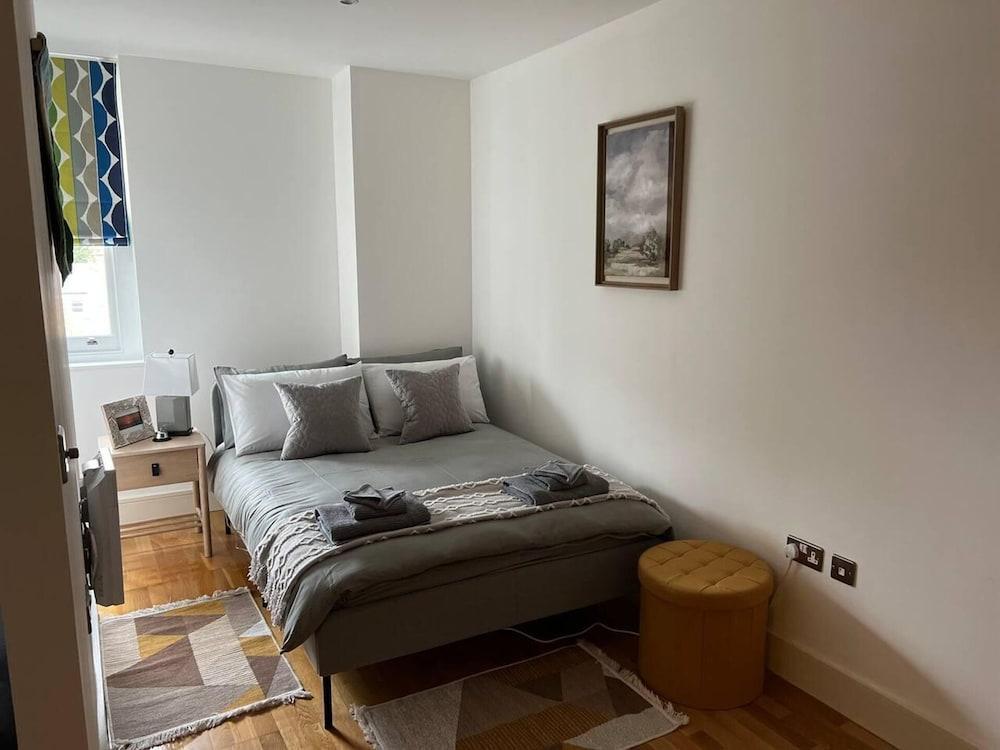 Stylish Studio Flat Near Central London - Tap to explore photos