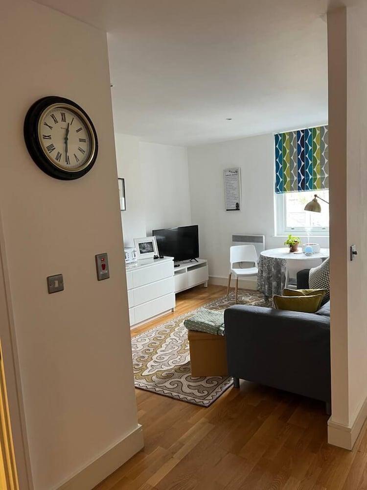 Stylish Studio Flat Near Central London - Tap to explore photos