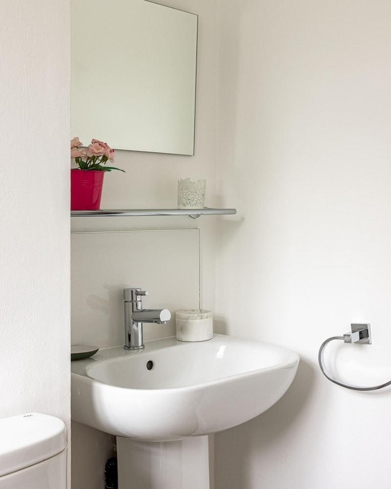 Beautiful 1 Bedroom Apartment With a Garden in Fulham - Tap to explore photos
