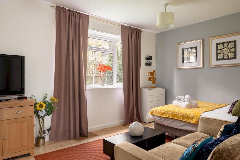 Beautiful 1 Bedroom Apartment With a Garden in Fulham - Tap to explore photos