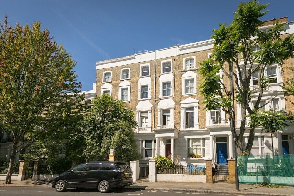 Portobello Road artistic studios - Tap to explore photos