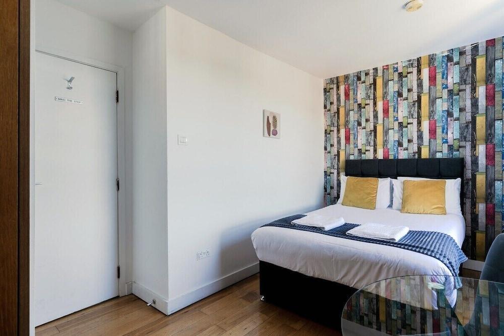 Portobello Road artistic studios - Tap to explore photos