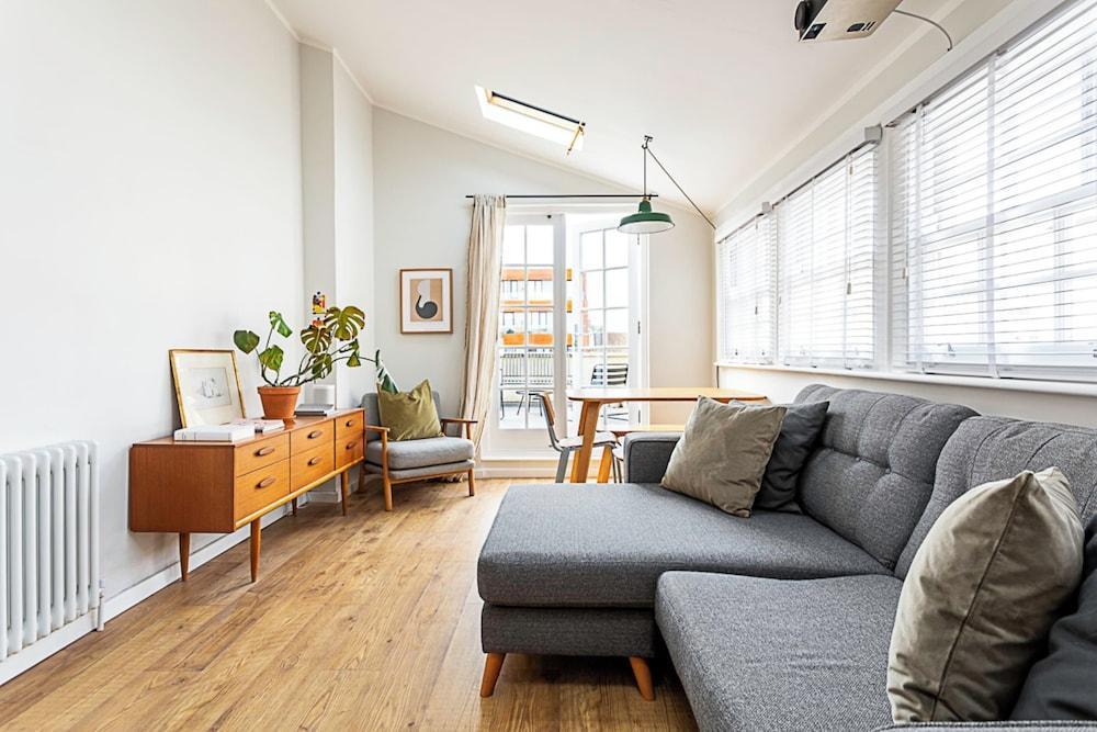 Gorgeous Hoxton Flat - Tap to explore photos