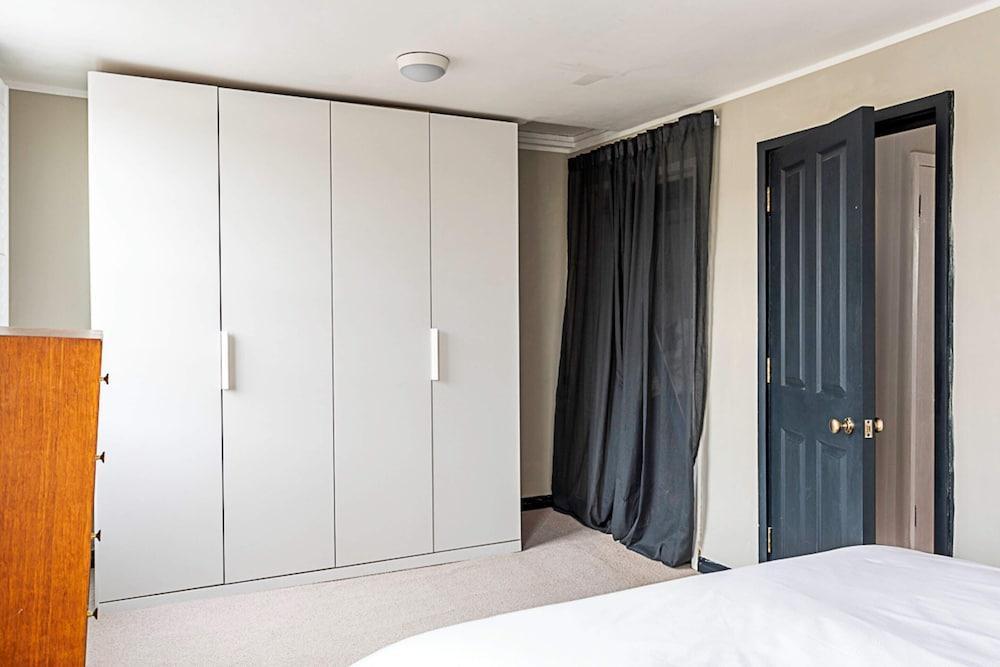 Gorgeous Hoxton Flat - Tap to explore photos