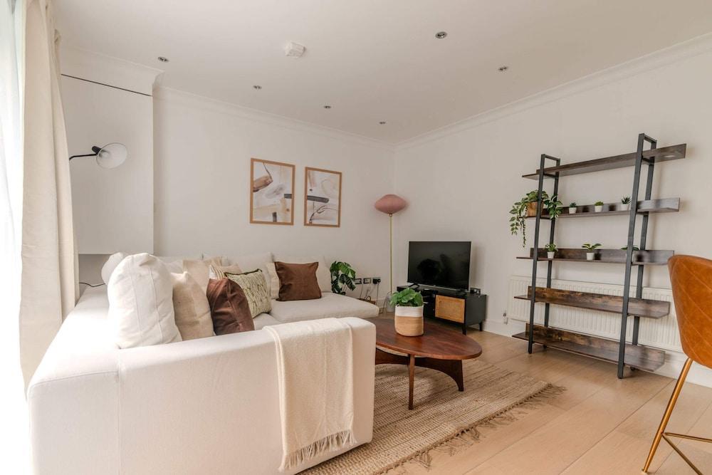 Beautiful 2 Bed, 2 Bath Abode In Dulwich - Tap to explore photos