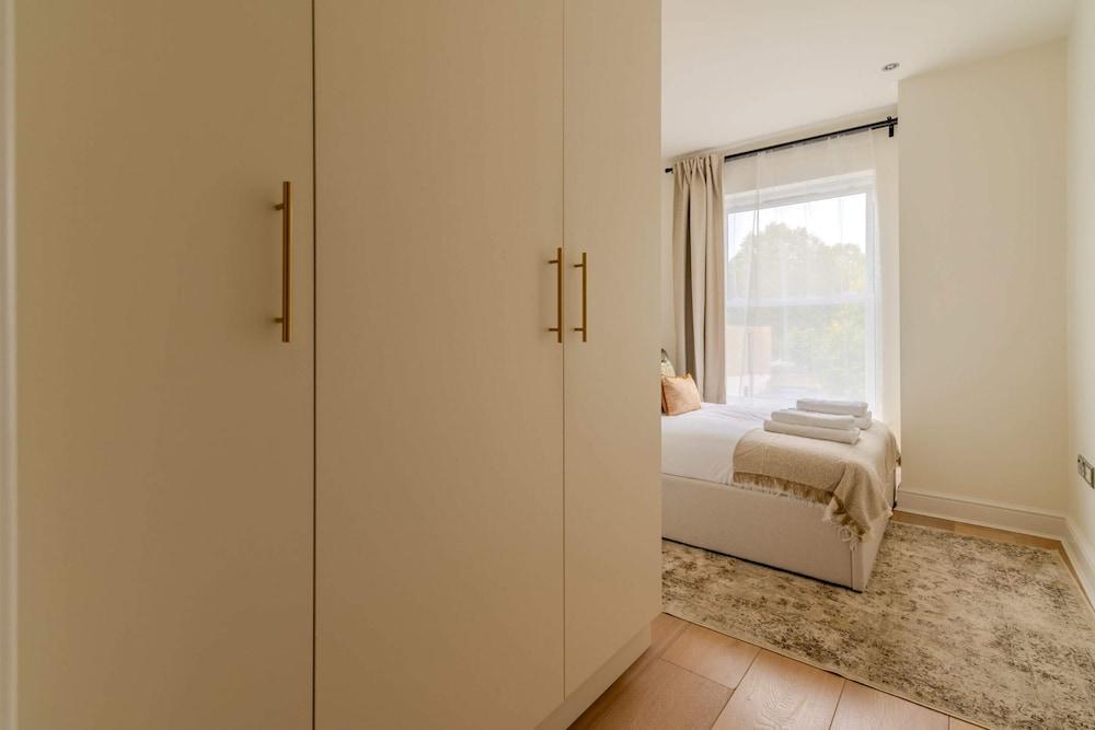 Beautiful 2 Bed, 2 Bath Abode In Dulwich - Tap to explore photos