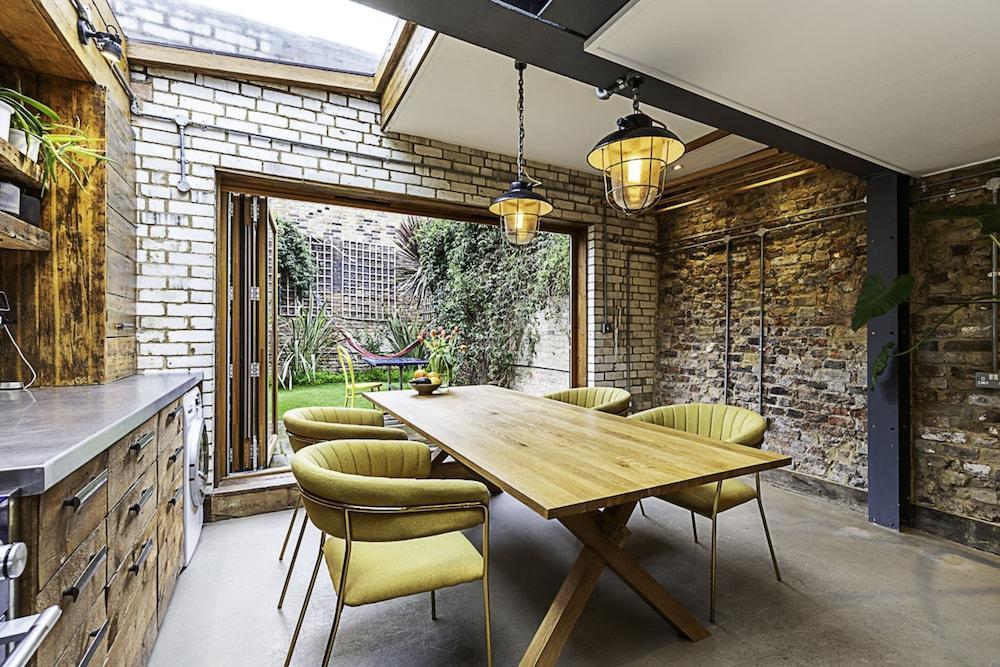Hackney - Victoria Park: Generous 2 Bed Terrace - Tap to explore photos