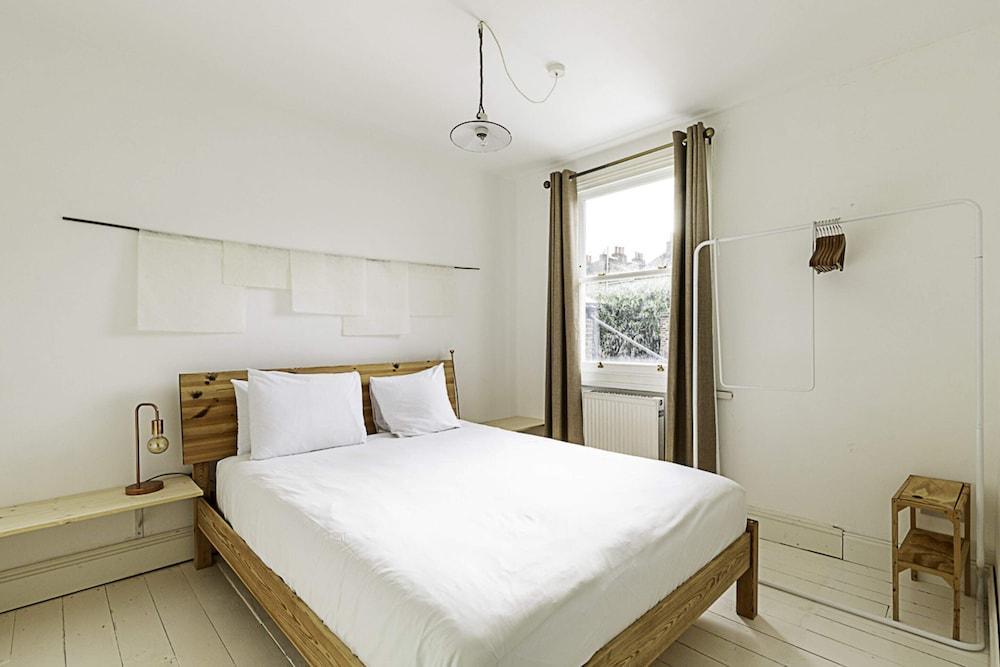 Hackney - Victoria Park: Generous 2 Bed Terrace - Tap to explore photos