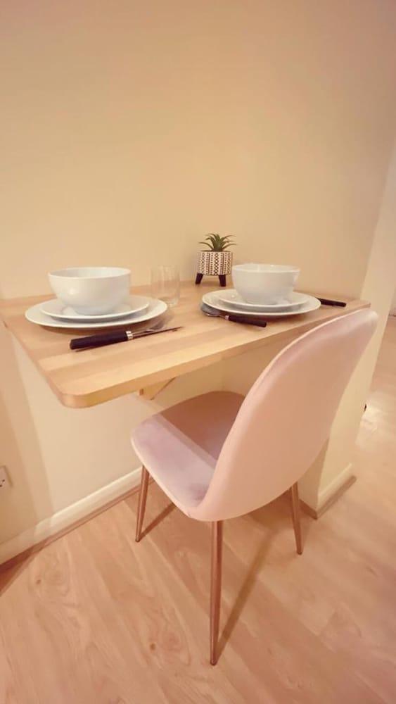 London Chelsea, Big 2 People Studio Apartment - Tap to explore photos