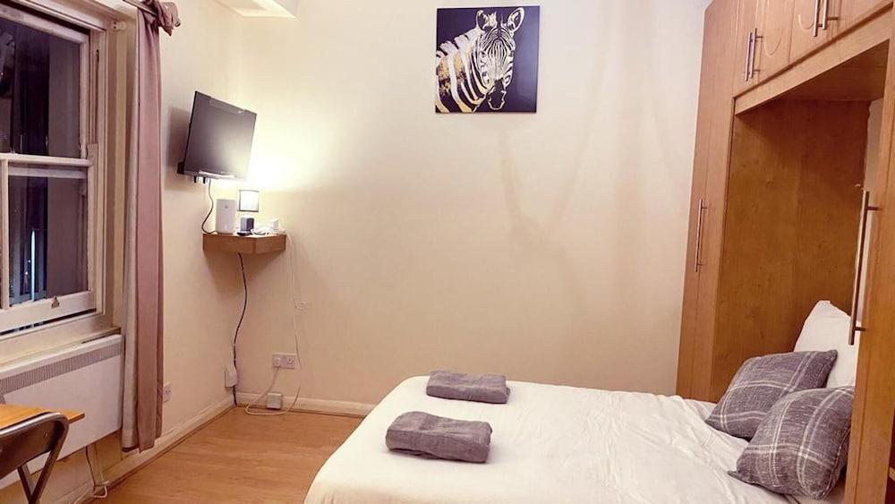 London Chelsea, Big 2 People Studio Apartment - Tap to explore photos