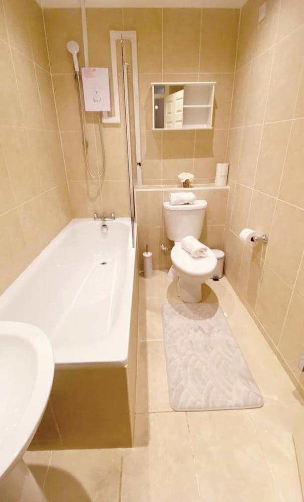 London Chelsea, Big 2 People Studio Apartment - Tap to explore photos
