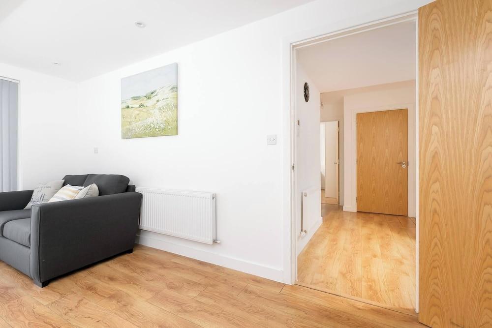 Skyvillion 2bed Enfield Flat W Balcony - Parking - Tap to explore photos