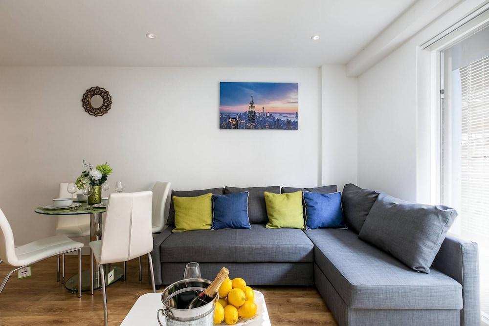 Skyvillion - Tower Point Enfield 2bed Wbalcony - Tap to explore photos