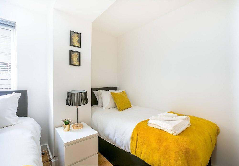 Skyvillion - Tower Point Enfield 2bed Wbalcony - Tap to explore photos