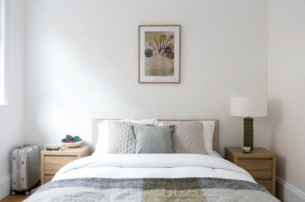Generously Large 1 Bedroom Apartment in Farringdon - Tap to explore photos