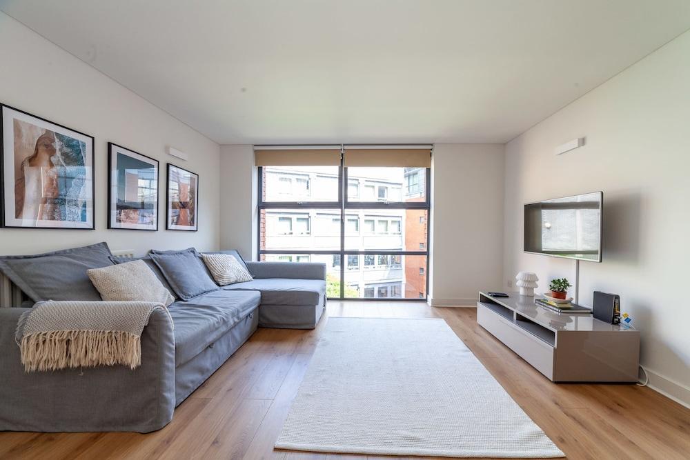 A Stylish Newly Refurbished Flat With City Access - Tap to explore photos