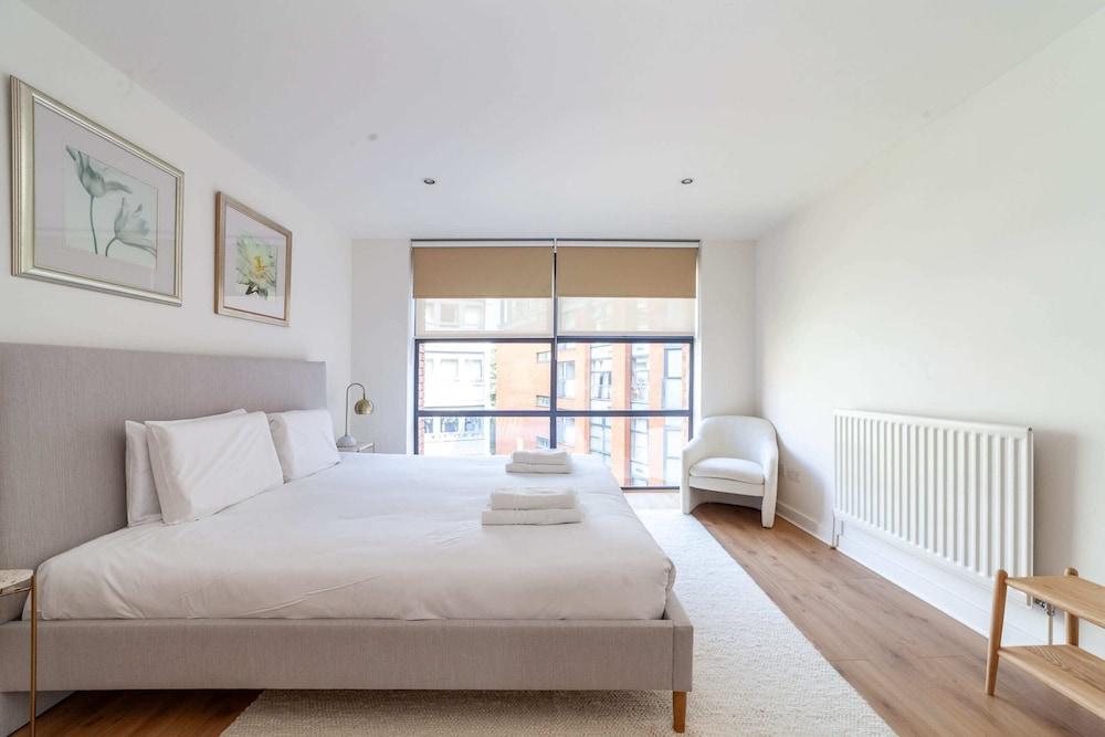 A Stylish Newly Refurbished Flat With City Access - Tap to explore photos