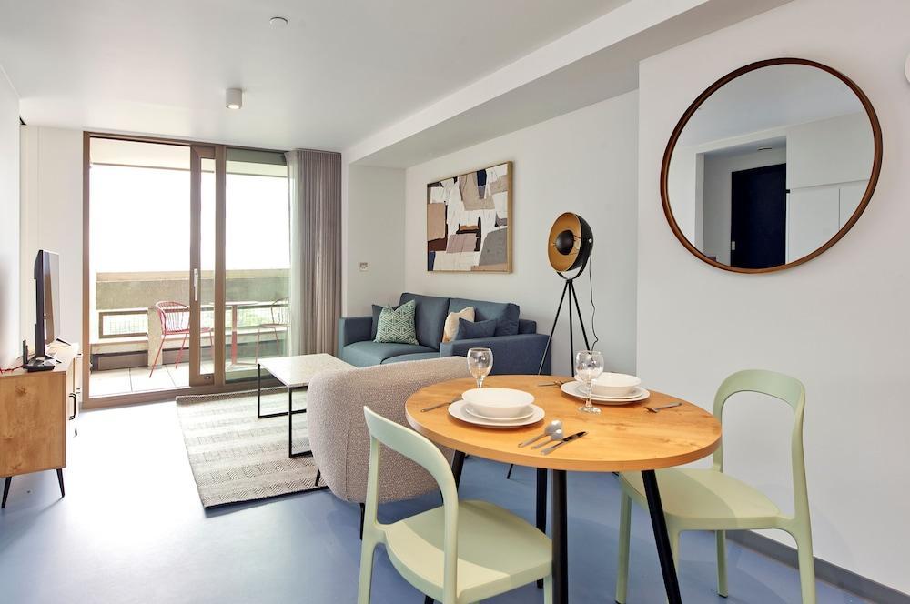 Striking One-bedroom Apartment Vibrant Poplar - Tap to explore photos