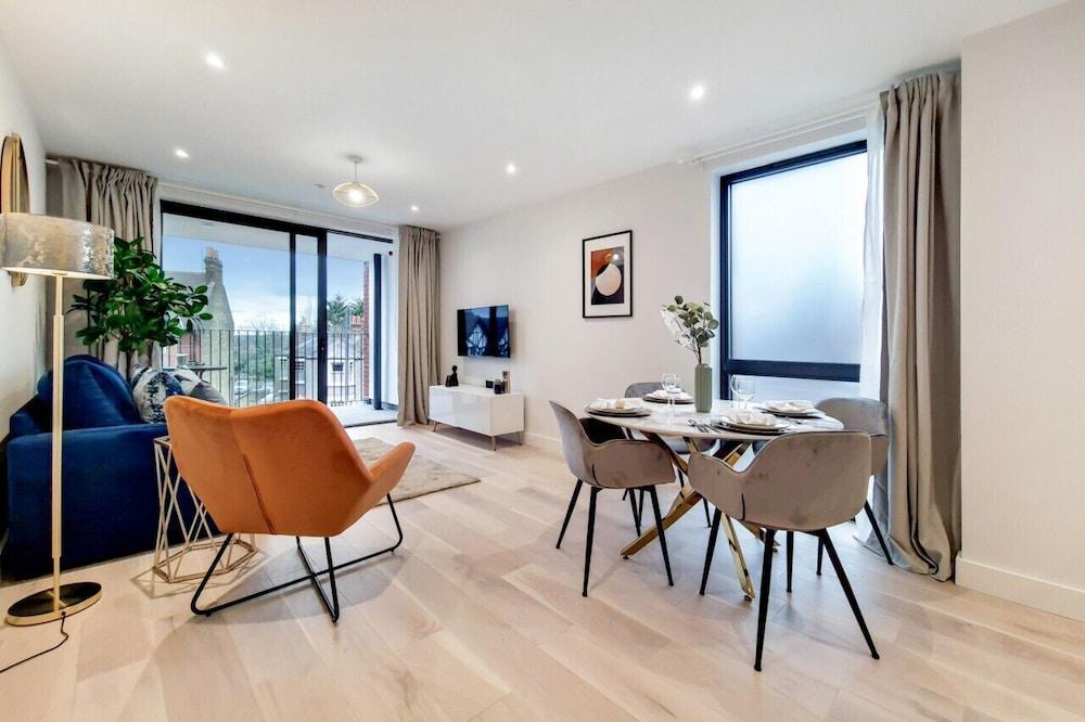 Deluxe Wembley Harrow Apartment - Tap to explore photos