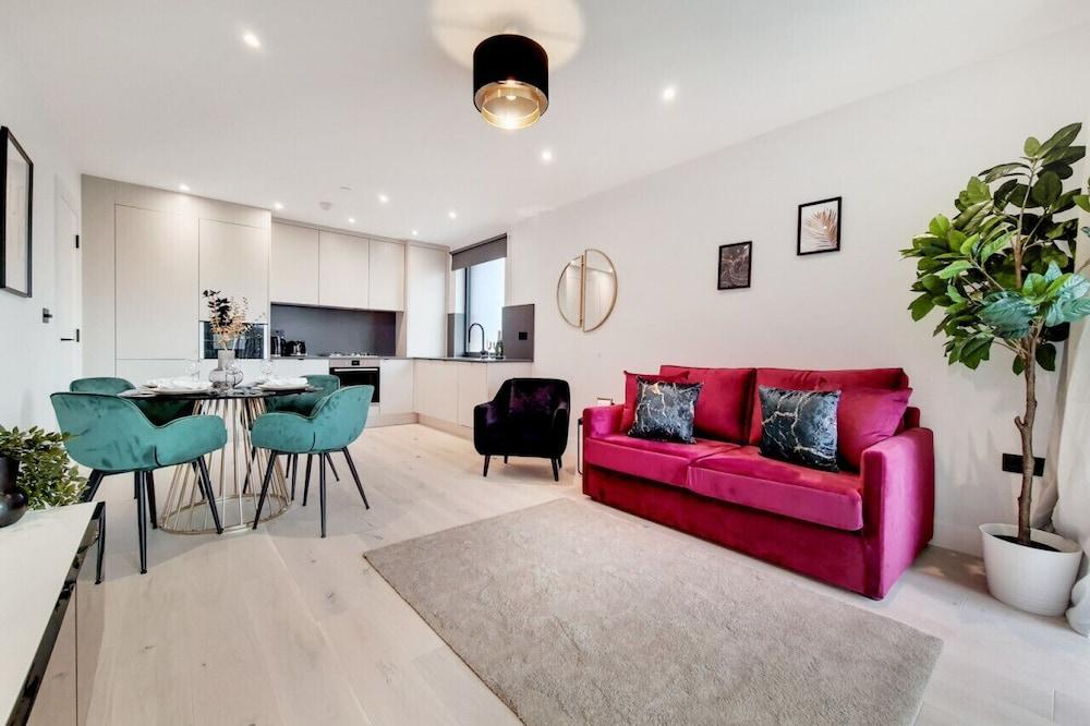 Deluxe Wembley Harrow Apartment - Tap to explore photos