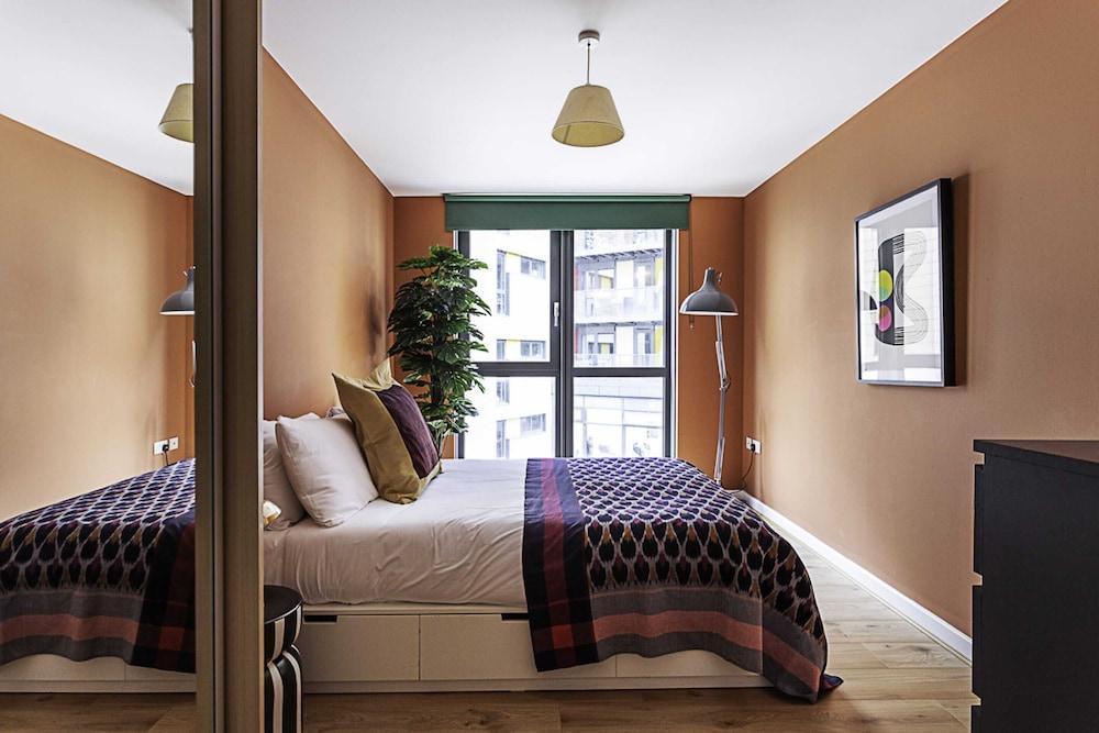 NEH - Vibrant and Modern Apartment With Canal View - Tap to explore photos