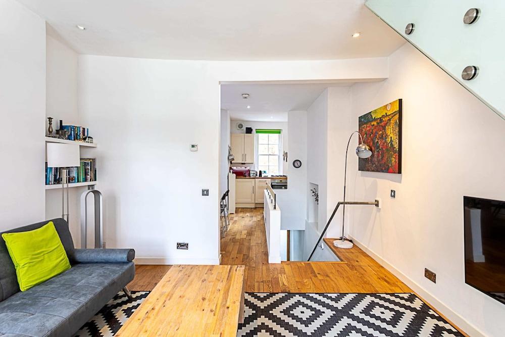 Farringdon Leo Loft - Tap to explore photos