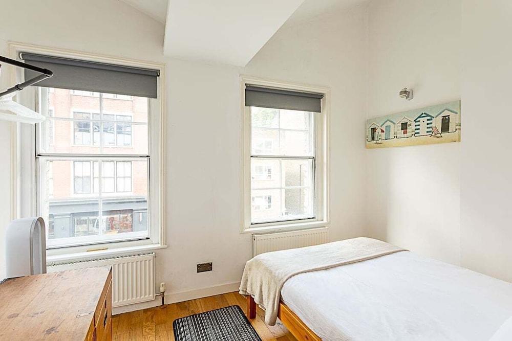 Farringdon Leo Loft - Tap to explore photos