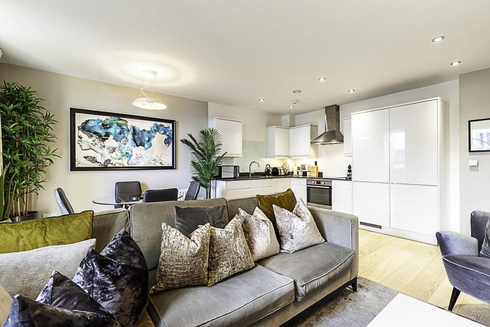 Beautiful One Bed Apartment in East Putney - Tap to explore photos