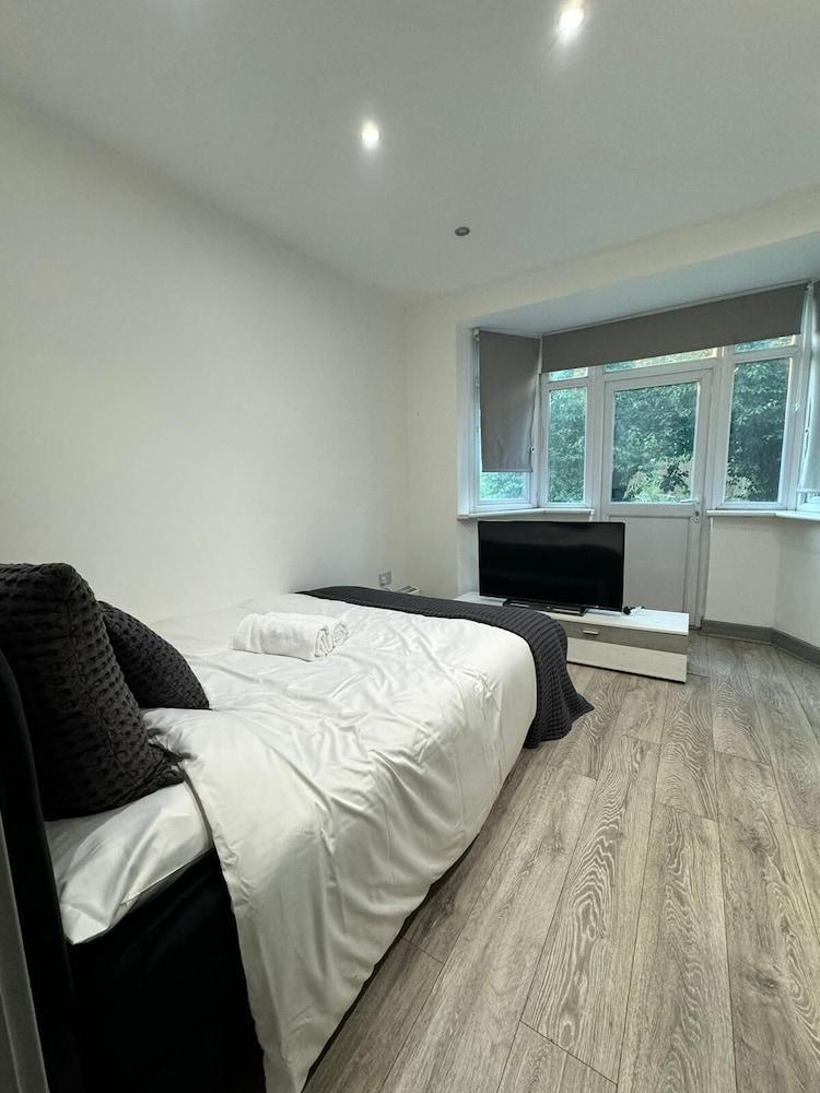 Romford Studio Retreat - Tap to explore photos