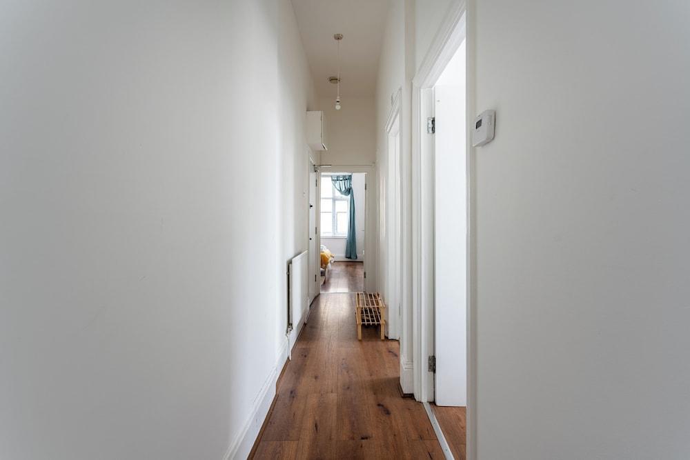 London Oasis - Modern 3 Bedroom Apartment - Tap to explore photos