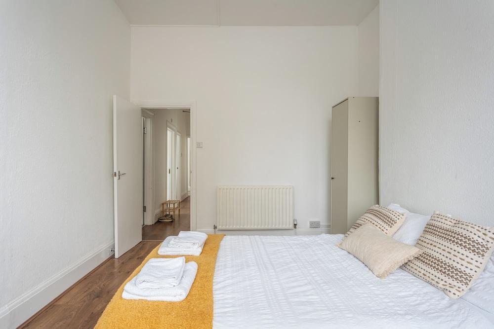 London Oasis - Modern 3 Bedroom Apartment - Tap to explore photos