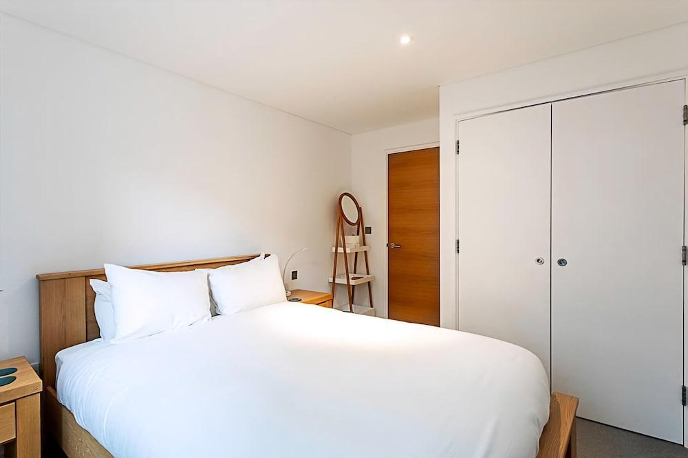 Perfect Paddington Pad - Tap to explore photos