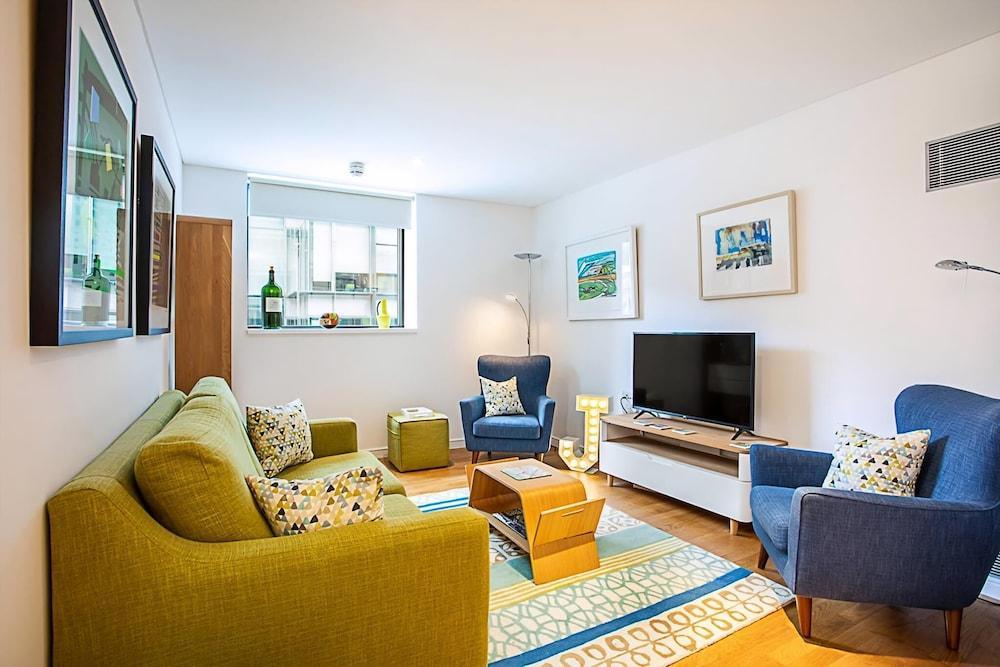 Perfect Paddington Pad - Tap to explore photos