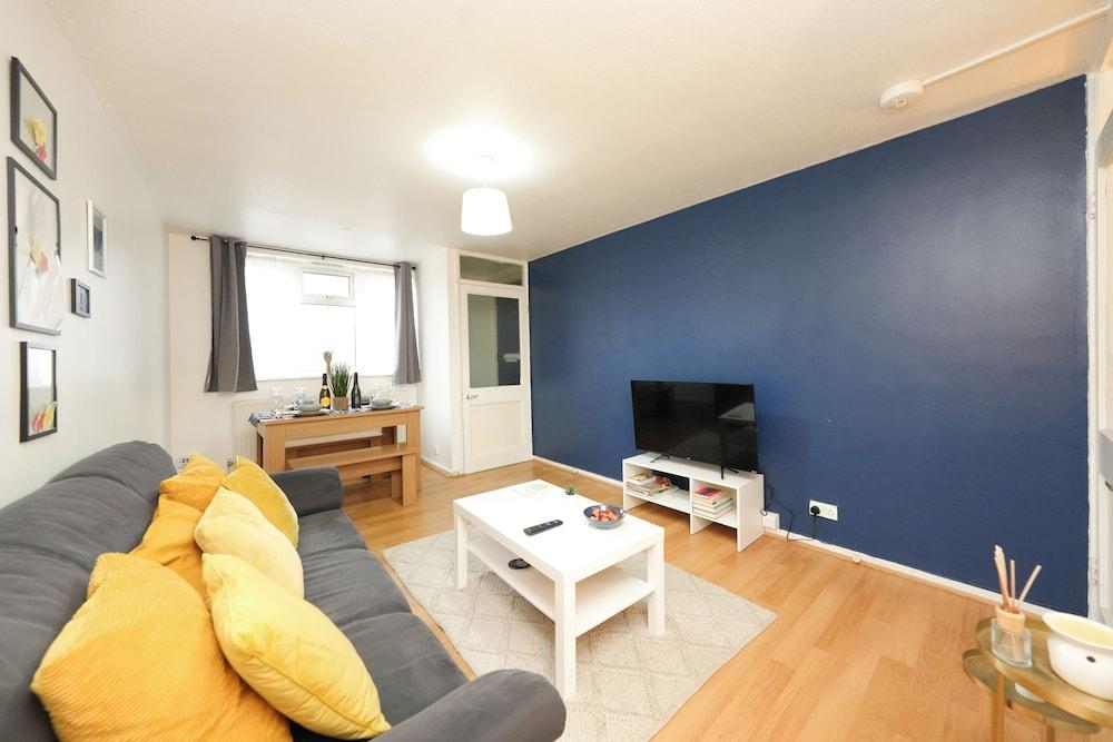 London Oasis Apartment - Central Location - Tap to explore photos