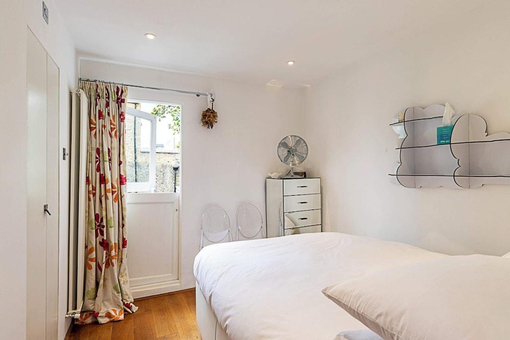 Parsons Green Modern One Bedroom Flat - Tap to explore photos