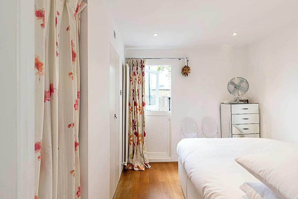 Parsons Green Modern One Bedroom Flat - Tap to explore photos