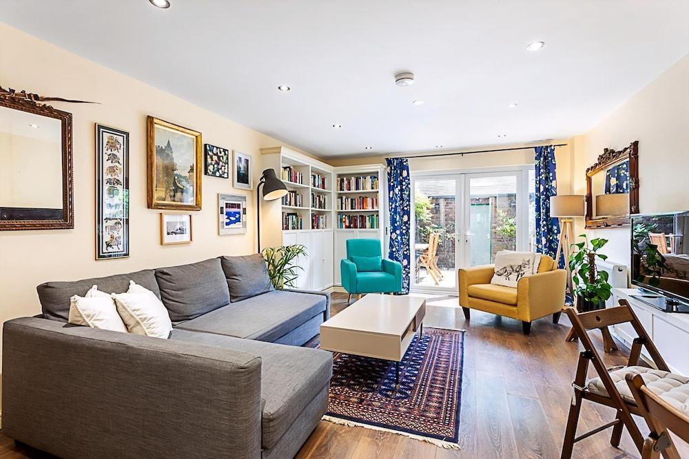 Terraced Bermondsey House - Tap to explore photos