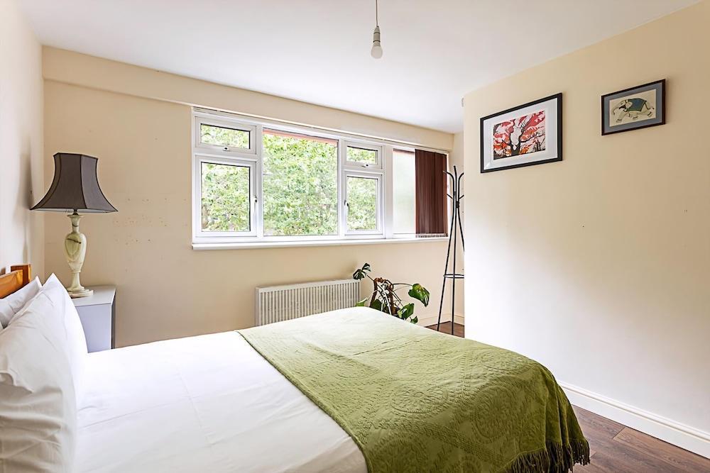 Terraced Bermondsey House - Tap to explore photos