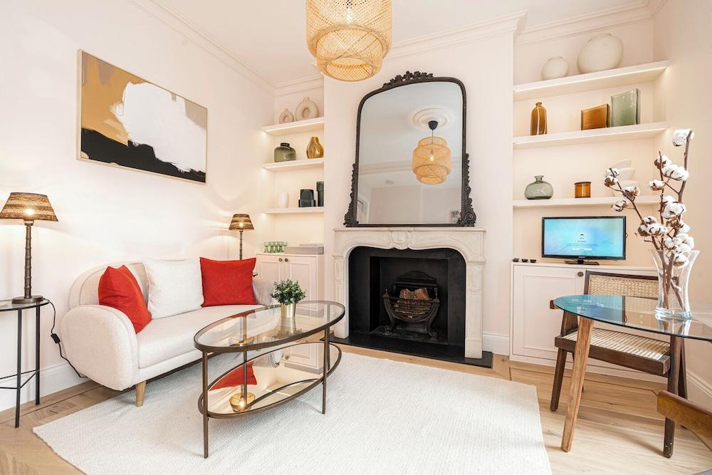 Elegant Flat Near Notting Hill by Underthedoormat - Tap to explore photos