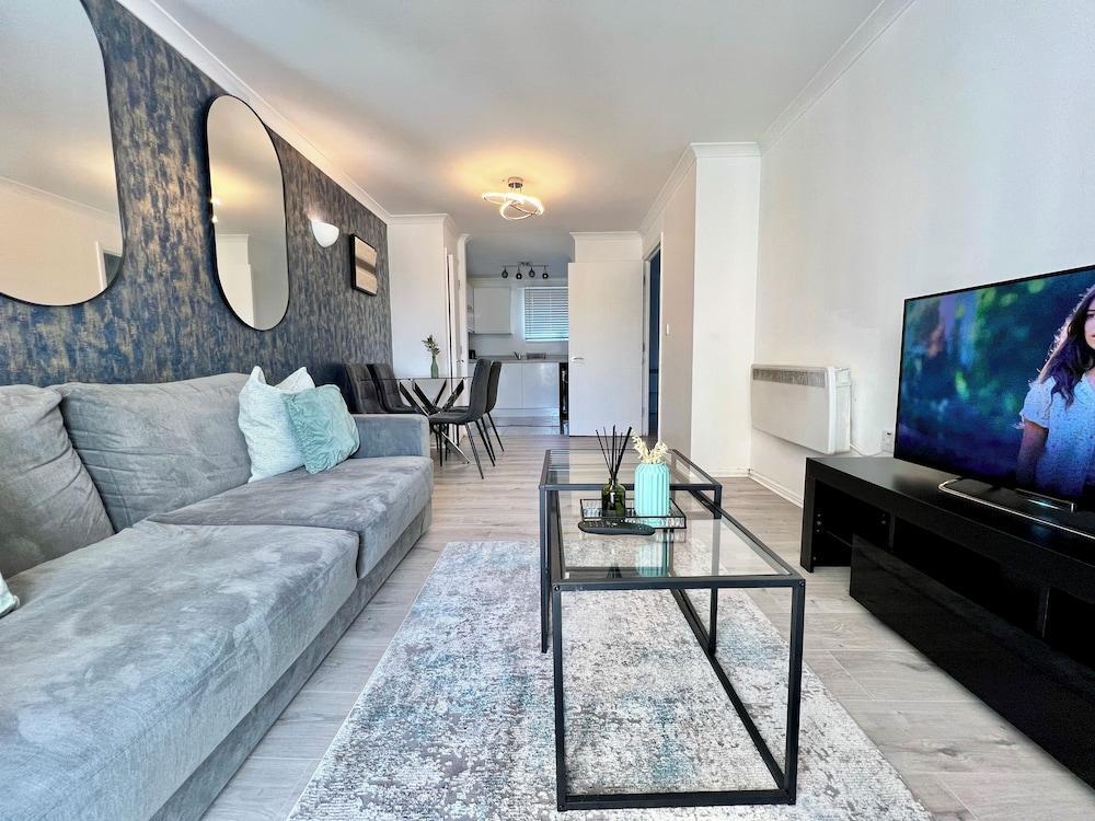 Stratford Spacious one Bedroom Apartment - Tap to explore photos