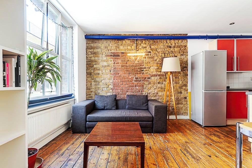 Quirky and Colourful Flat in Shoreditch - Tap to explore photos