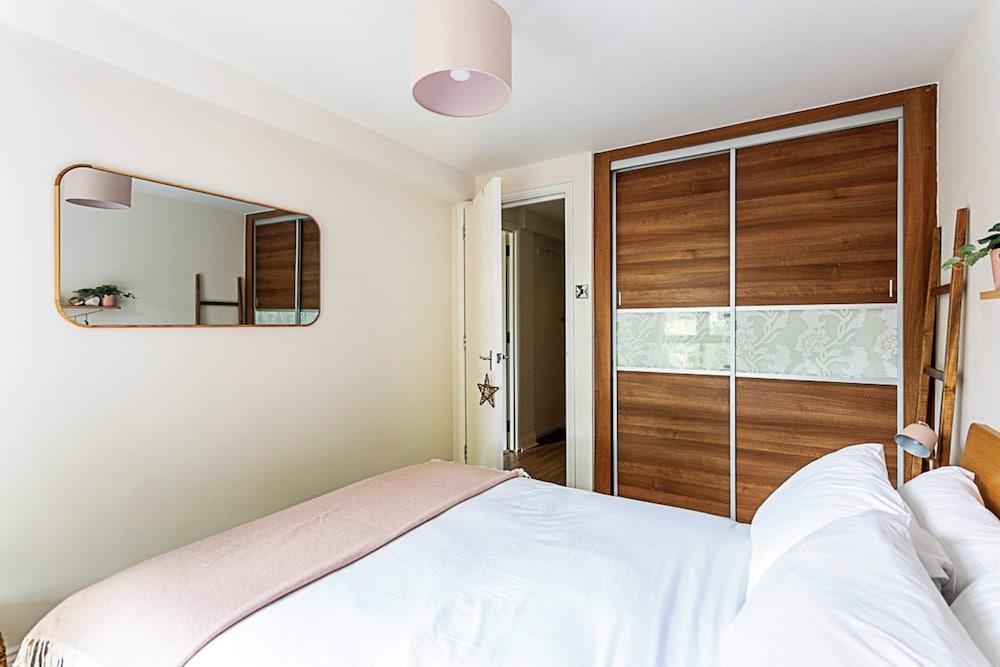 London Docklands Retreat - Tap to explore photos