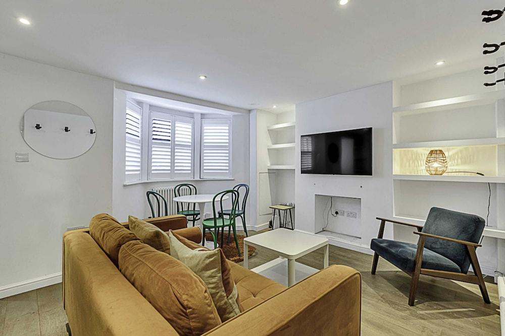 Clapham Oasis: 1 Bedroom, Sauna, Garden Retreat - Tap to explore photos