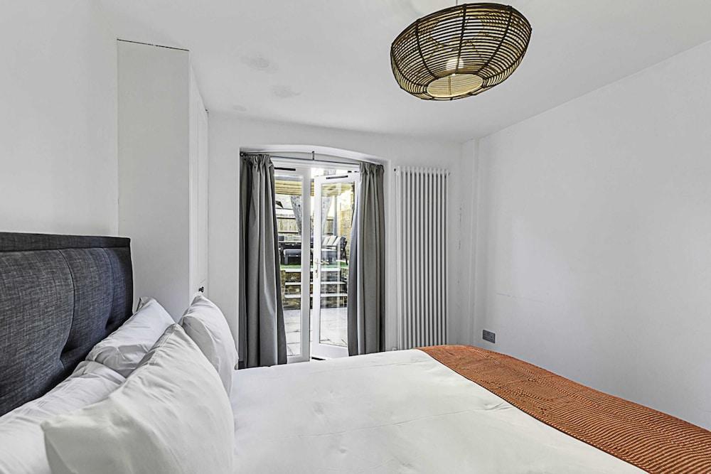 Clapham Oasis: 1 Bedroom, Sauna, Garden Retreat - Tap to explore photos