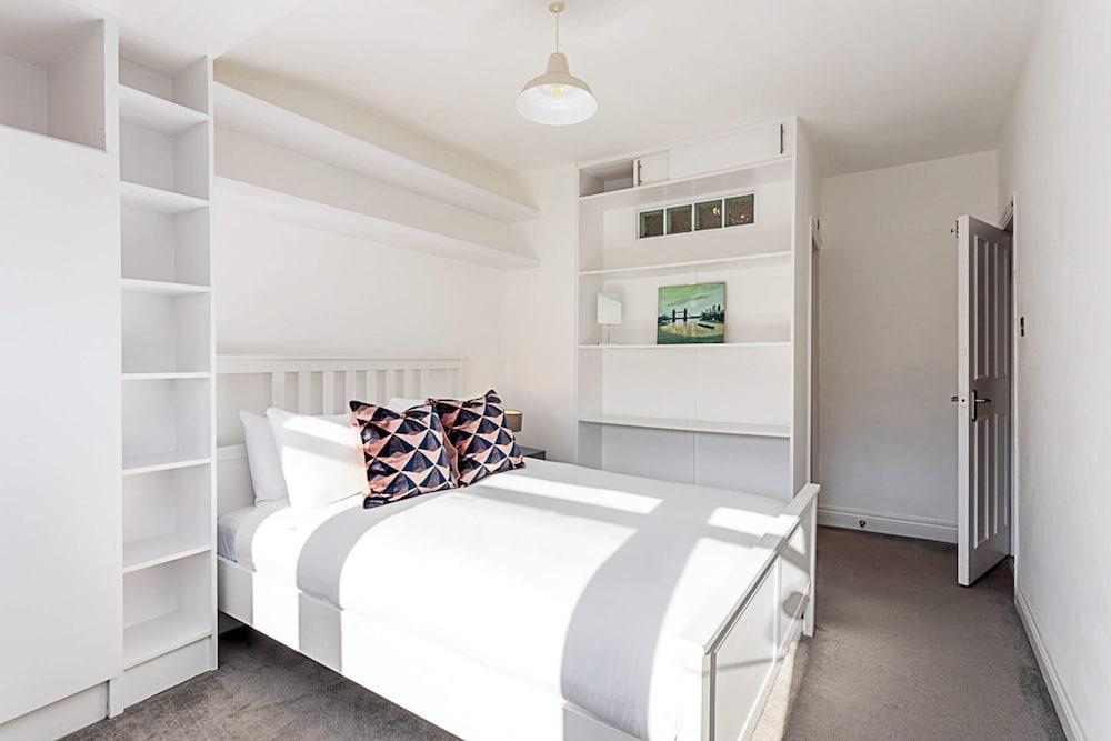 Three Bedroom Kensington Flat - Tap to explore photos