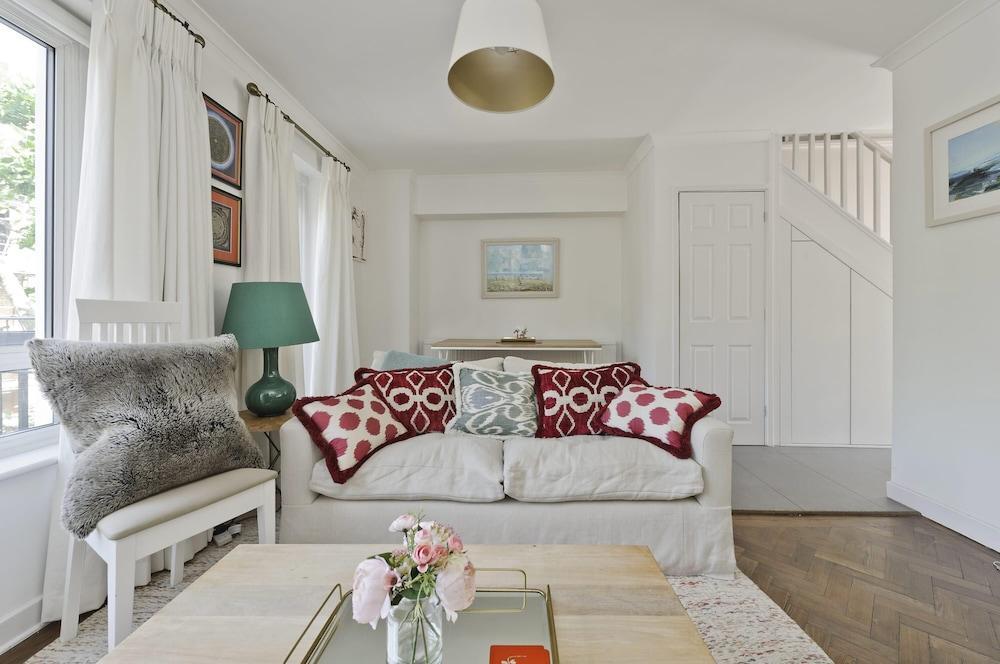 Elegant 2 bed Flat Earls Court - Tap to explore photos