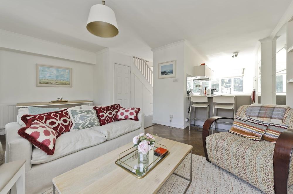 Elegant 2 bed Flat Earls Court - Tap to explore photos