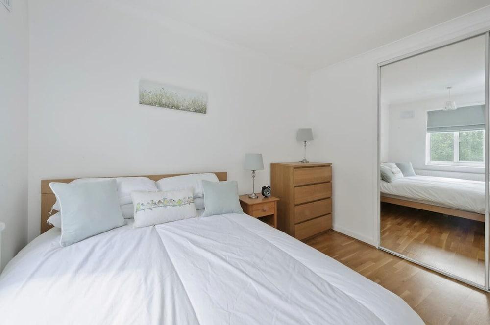 Elegant 2 bed Flat Earls Court - Tap to explore photos